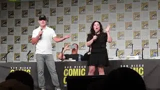 Alex Borstein e Mike Henry cantano Shallow