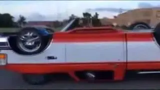 МАШИНА ЕДЕТ НА КРЫШЕ