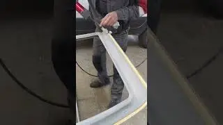 Наносим герметик на дверь Шевроле Нива