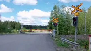 IC 912 @ Rautavuori level crossing (Wind noises)