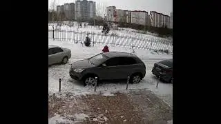 В Новосибирске водитель наехал на женщину с коляской из-за замечания