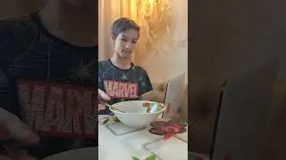 Как едят в разных возрастах 😂 #shorts #funnyvideo #юмор