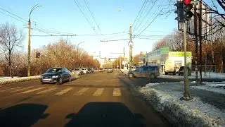 Тихо, не спеша проехал на красный свет
