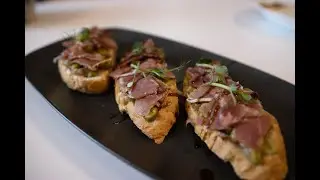 Брускетта с зелёным горошком и прошутто