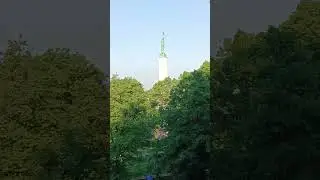 Вид на Статую свободы с Бастионной горки  #riga #statueofliberty #статуясвободы #рига #латвия