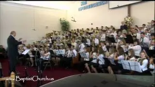Звучит труба. Сводный духовой оркестр. Церковь 