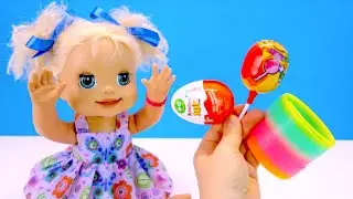 Открывают Чупа Чупс Киндер Яйцо  ШОКОЛАДНЫЙ ВЫХОДНОЙ Кукла Беби Элайв
