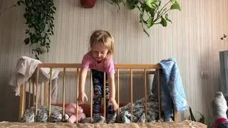 Ребенок вылазит из кроватки😳🙈