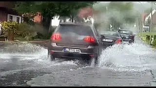 Наводнение, ганяем на машине по воде