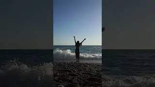 "Но одинока, как луна, среди других планет..."