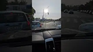 Вот почему пробка на перекрестке. Увидели камеру и перестали лезть.