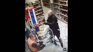 В питере Мужчина разбил банку сметаны об голову кассира #питер #кассир #сметана