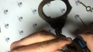 How to open handcuffs without keys