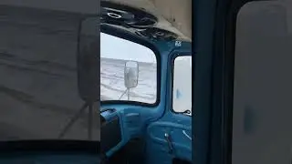 Зил толкает сугроб