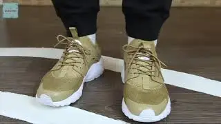Nike Air Huarache gold