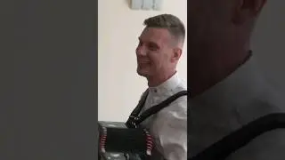 Весь зал запел вместе с Сергеем Новоселовым под гармонь, Домик стоит над рекою. Верила #2024 #shorts