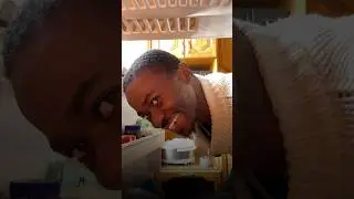 Чёрный русский залез в холодильник 