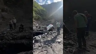 Машина туриста упала в обрыв 