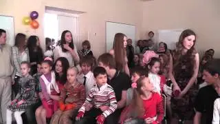 Входят выпускники