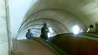 Мужик идет по эскалатору против движения
