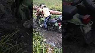 Застрял в грязи на мотоцикле Урал