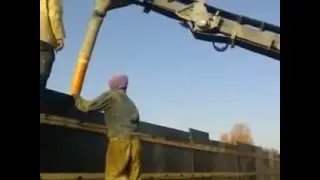 Заливка бетона в опалубку, изготовление железобетонной монолитной стены.