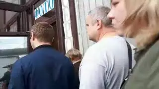 Санкт-Петербург. Очередь за 500 рублями "проголосовавших" за партию жуликов и воров.