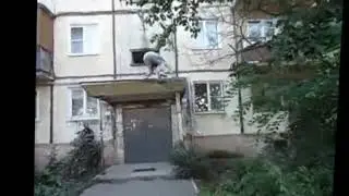 А пацан слышишь, ты можешь дверь открыть для подъезда а щя, а я думал у тебя ключи есть