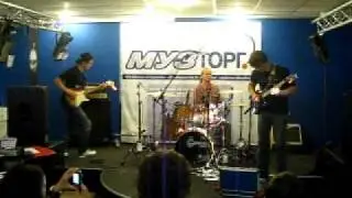 Джем гитаристов в Музторге ч1.avi