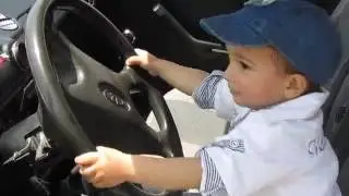 Даник учится водить машину