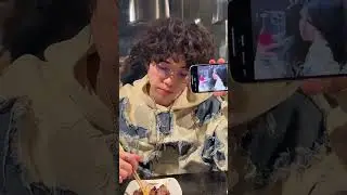 📱 Intentando comer BBQ coreana mientras sostiene el teléfono para @nevaaada #shorts #asher