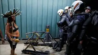 Бразильские индейцы помешали работе парламента и чуть не ранили стрелой полицейского (2014)