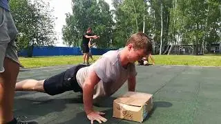 Отжимается Андрей
