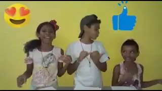 Mundo Incrível da Diversão fazendo desenhos vendados