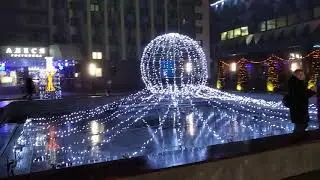 Новогодняя атмосфера у здания Беларуськалия в центре Солигорска.
