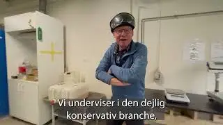 Grøn cement på skoleskeamet