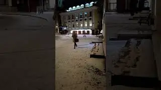 Встречая робота москвич пытается привлечь его внимание