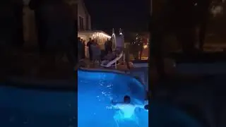 Swimming pool me hati 😂