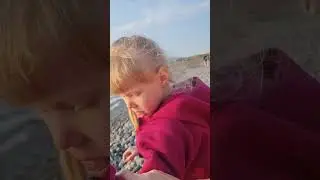 С каждым разом Алиса все дольше выдерживает на море. учимся бросать камешки в воду😄