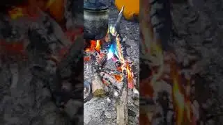 Вкусный чай на разноцветном костре