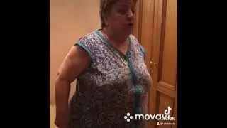 Собака издевается над бабушкой.😂