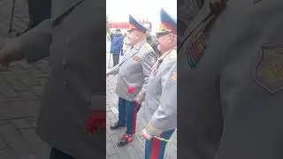 Юнармейцы и генералы у памятника Жукову.