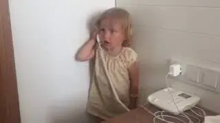 Эми говорит по телефону в Анталии.