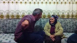 mermonat molla orhan, mobilin emineyle kafa yapmaya çalışıyor