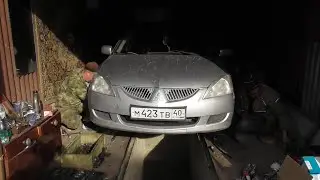 Mitsubishi Lancer IX замена передней подвески ремней сальников помпы и подушек двиготеля