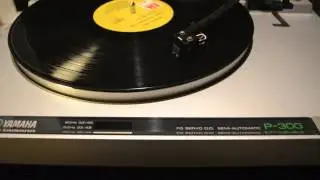 Yamaha P300 playing Burt Bacarach