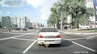 Mercedes чешет на красный