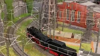 BR50 Märklin 37898 bypassing turntable and lokshed