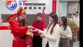 Китайские компании отправят своим сотрудникам красные конверты в новом году