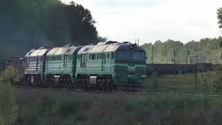Гибрид-тройник 2М62У-0248А/0067Б/М62-1651 с грузовым поездом выходит на перегон Малиничи - Гречаны